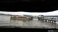 Sebuah kapal nampak bersandar di dermaga yang berada di Pulau Buru, Kabupaten Karimun, Kepulauan Riau. Kapal itu mengantarkan sejumlah penumpang yang hendak menuju ke pulau yang berada di perbatasan Indonesia dengan Singapura tersebut.