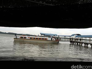 Melihat Aktivitas di Gerbang Utama Menuju Pulau Buru Kepri