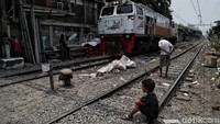 Warga yang menempati kawasan itu pun diketahui banyak yang berasal dari luar wilayah Jakarta atau pendatang dari Jawa Tengah, Madura, dan berbagai daerah lain di Indonesia.