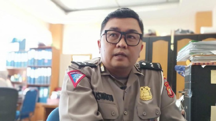 Sosok di Balik Tukang Pulas Foto Jadul yang Viral Ternyata Polisi