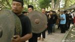 Foto: Berharap Berkah Air Cucian Gamelan Keraton Cirebon