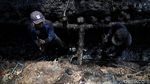 Pasukan Biru Nyemplung ke Got Hitam untuk Bersihkan Lumpur