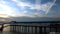 Dermaga ini menjadi pintu gerbang untuk masuk ke salah satu pulau yang berada di tapal batas Indonesia tersebut.