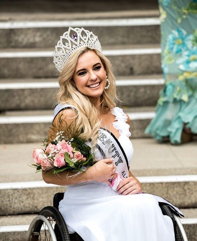 Namun dari video yang ditampilkan di Instagramnya, Madeline mengayuh kursi roda dengan elegan. Gemuruh tepuk tangan penonton pun bergaung di gedung tempat dilaksanakan kontes kecantikan tersebut pada Sabtu (9/11/2019).6 Foto: dok. Instagram @liveboundlessgirl