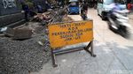 Pasukan Biru Nyemplung ke Got Hitam untuk Bersihkan Lumpur