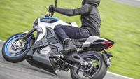Tak hanya punya desain yang kegagahannya mendekati motor konvensional, RevoNex juga diusahakan asyik dikendarai melalui penyematan transmisi semi otomatis 6 percepatan. Tapi jika ingin transmisi otomatis, sistem itu juga bisa dinonaktifkan.Foto: Kymco