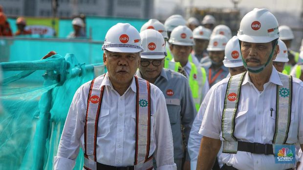 Menteri Perhubungan Budi Karya Sumadi (depan kiri) dan Menteri PUPR Basuki Hadimuljono ( depan belakang) bersama Menteri BUMN Erick Thohir  (belakang kiri) dan  Menteri Koordinator Bidang Kemaritiman dan Investasi, Luhut Binsar Pandjaitan (belakang kanan) melakukan Seremonial Pengecoran Closure Tengah Jembatan Lengkung  Bentang Panjang Kuningan Kereta Api Ringan / Light Rail Transit Terintegrasi Wilayah Jabodebek di kawasan Gatot Subroto, Senin (11/11/2019). (CNBC Indonesia/Andrean Kristianto