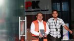 Diperiksa KPK, Bupati Nonaktif Indramayu Tutupi Borgol dengan Buku
