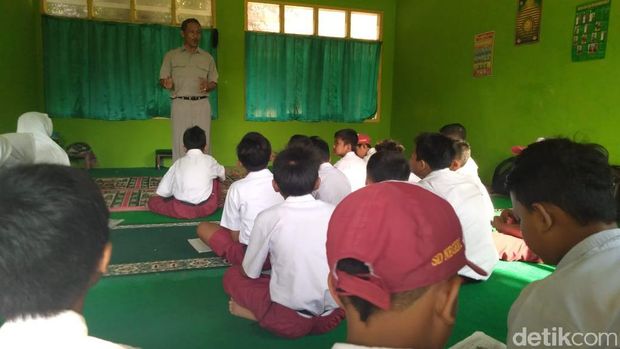 Siswa belajar lesehan di musala