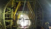 Terowongan ini terdiri dari 2 tunnel dengan panjang masing-masing 230 meter dan diameter 8 meter. Pembangunannya dikerjakan oleh kontraktor PT Wijaya Karya – PT. Adhi Karya (KSO) dengan anggaran APBN sebesar Rp 334,85 miliar (MYC). Progres konstruksi saat ini mencapai 92 % dan ditargetkan selesai akhir 2019.  Istimewa/Dok. Kementerian PUPR.