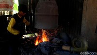 Sarwono mengaku sudah mulai menjadi perajin alat pertanian sejak tahun 1991 silam. Alat pertanian tersebut mulai cangkul, arit, pisau, clurit dan lainnya. Hasil produksinya ia jual untuk Banjarnegara dan sekitarnya serta dikirim ke Kalimantan dan Papua.