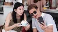 Jadi sorotan, istri Delon Thamrin ini kerap tampil romantis dan serasi dengan Delon. Baru saja menikah, pengantin baru ini bagikan momen mereka ketika sedang ngopi. Foto: Instagram @aimutz