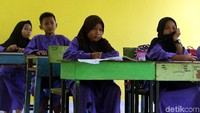 Menempuh pendidikan di wilayah perbatasan Indonesia tak dapat dibilang mudah. Dahulu, saat listrik belum selama 24 jam, sekolah tersebut kerap menggunakan genset untuk menyokong kegiatan belajar dan mengajar para murid maupun guru.