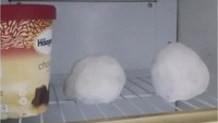 Bola salju yang diambil dari salju saat badai terparah di New York 23 Januari 2016. Istimewa/Dok. Boredpanda.