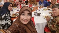 Kalau yang satu ini momen Ribka Tjiptaning dan teman-temannya kala makan bersama di suatu acara. Tampak Ribka Tjiptaning berada di sebelah kanan yang siap menyantap makanan. Foto: Instagram @Ribkatjiptaning