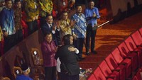 Foto: Surya Paloh menyambut Jokowi usai sambutan. Keduanya berpelukan erat. Senyuman tampak di wajah Jokowi. (Dok Partai NasDem)