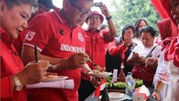 Nama Ribka Tjiptaning merupakan anggota komisi IX DPR RI yang dikenal tegas saat bertugas dan santai saat kulineran. Seperti pada momen satu ini yang memperlihatkan dirinya tengah mencicip nasi tumpeng para peserta lomba. Foto: Instagram @Ribkatjiptaning