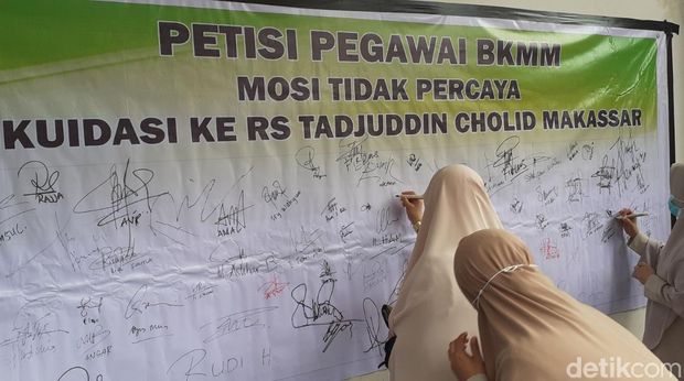  Puluhan pegawai Balai Kesehatan Mata Masyarakat (BKMM) Makassar, Sulsel, menggelar unjuk rasa.