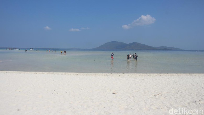 Selamat datang di Pulau Cemara Besar, Karimunjawa (Wikha Setiawan/detikcom) Selamat datang di Pulau Cemara Besar, Karimunjawa (Wikha Setiawan/detikcom)