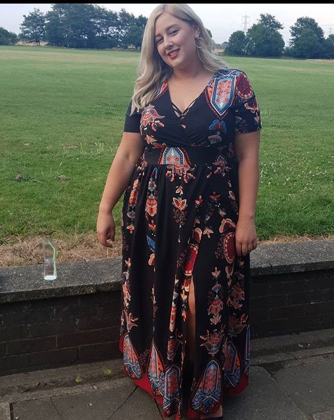 Meskipun banyak netizen yang menghujat dan memanggilnya gendut hingga tidak sehat, Laura sejak saat itu berhasil percaya diri dan tak membiarkan mereka mengendalikan apa yang ia lakukan. Wanita yang memiliki jumlah pengikut 50 ribu lebih ini menggunakan platform Instagram untuk tubuh positif, tak jarang ia mengunggah foto berbikini. (Foto: Instagram/@perks_of_being_laura)