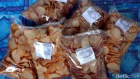 Kerupuk udang dan ikan yang jadi oleh-oleh khas jika berlibur ke Pulau Buru, Kabupaten Karimun (Foto: Rengga Sancaya/detikcom)