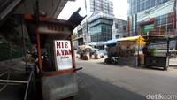 Pedagang mie ayam ini belum datang, namun gerobaknya sudah parkir di bawah flyover.