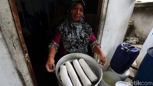 Geliat Pembuatan Oleh-oleh di Perbatasan RI