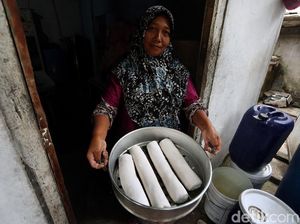 Geliat Pembuatan Oleh-oleh di Perbatasan RI
