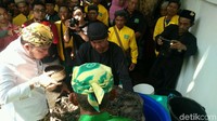 Proses pencucian diawali dengan penyiraman air kembang ke empat gong besar oleh keluarga keraton, kemudian diikuti dengan perangkat gemelan lain. (Sudirman/detikcom)