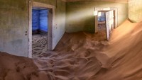 Sekarang sekitar 35.000 wisatawan datang setiap tahunnya untuk melihat kota hantu Kolmanskop. Bahkan kota ini seringkali jadi tempat syuting Hollywood (iStock)