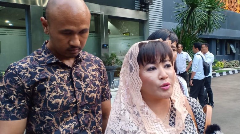 Diperiksa Polisi, Dewi Tanjung Ditanya Soal Tanggapan Penyiraman ke Novel Diperiksa Polisi, Dewi Tanjung Ditanya Soal Tanggapan Penyiraman ke Novel