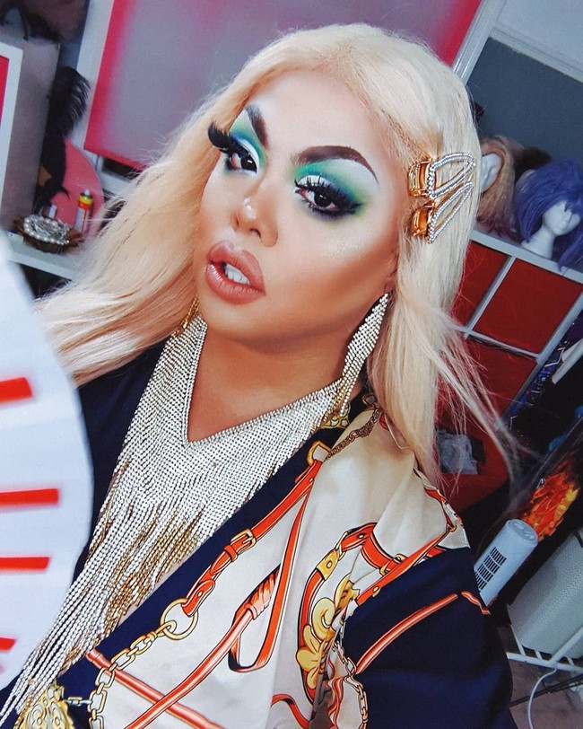 Kenalan dengan Sum Ting Wong, seorang drag queen yang jadi sensasi setelah mengikuti kompetisi RuPaul Drag Race. Pria keturunan Vietnam- China yang tinggal di Inggris itu tampil maksimal jika sudah berdandan ala drag queen. Yuk lihat penampilan Sum Ting Wong ketika menjadi pria botak dan berubah jadi diva.  Foto: Instagram