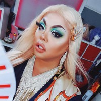 Kenalan dengan Sum Ting Wong, seorang drag queen yang jadi sensasi setelah mengikuti kompetisi RuPaul Drag Race. Pria keturunan Vietnam- China yang tinggal di Inggris itu tampil maksimal jika sudah berdandan ala drag queen. Yuk lihat penampilan Sum Ting Wong ketika menjadi pria botak dan berubah jadi diva.  Foto: Instagram