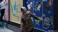 Mural ini juga jadi sarana orang tua untuk mengajarkan anak-anaknya.
