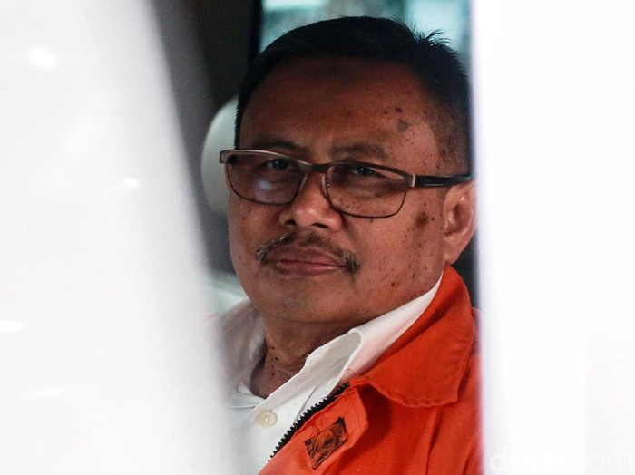Tersangka Bupati nonaktif Indramayu Supendi (kiri) berjalan meninggalkan Gedung KPK usai menjalani pemeriksaan di Jakarta, Senin, (11/11/2019). Supendi yang dicokok dalam operasi tangkap tangan tersebut diperiksa terkait kasus suap proyek Dinas Pekerjaan Umum dan Penataan Ruang (DPUPR) Kabupaten Indramayu.