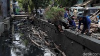 Pasukan Biru juga memperbaiki dinding saluran air di Jalan Pademangan IV, Jakarta Utara.