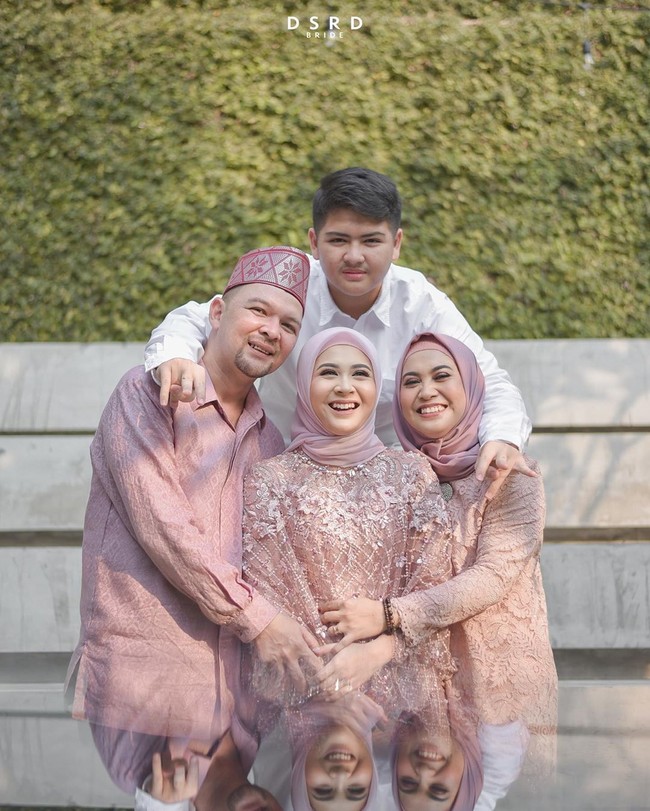 Melalui caption di Instagram, Kesha mengungkapkan rasa bahagianya bertunangan dengan Adhi. “Mukanya langsung beda pas Adhi udah dateng kan? Ini momen tunangannya, yang paling berkesan adalah di saat papa meminta Adhi untuk bahagiain aku, tau banget papa nahan nangis jadi suaranya keciiiill dan mukanya lucu banget. Sama pas Adhi menjawab papa. Kaget banget tu anak tutur katanya rapih dan lantang banget jawabnya hehe, tulisnya. Foto: Instagram @kesharatuliu05