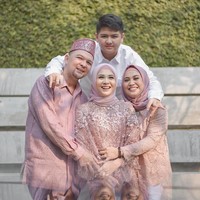 Melalui caption di Instagram, Kesha mengungkapkan rasa bahagianya bertunangan dengan Adhi. “Mukanya langsung beda pas Adhi udah dateng kan? Ini momen tunangannya, yang paling berkesan adalah di saat papa meminta Adhi untuk bahagiain aku, tau banget papa nahan nangis jadi suaranya keciiiill dan mukanya lucu banget. Sama pas Adhi menjawab papa. Kaget banget tu anak tutur katanya rapih dan lantang banget jawabnya hehe, tulisnya. Foto: Instagram @kesharatuliu05