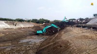 Normalisasi Sungai Citarum juga dikerjakan di daerah hulu (Kabupaten Bandung) sepanjang 5,4 km dengan biaya Rp 78,19 miliar. Proyek ini akan memberikan manfaat mengurangi luasan genangan banjir pada pemukiman, persawahan, dan industri di wilayah Majalaya dan Selokan Jeruk seluas 13 ha. Istimewa/Dok. Kementerian PUPR.