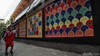 Anak-anak yang lewat sangat senang dengan adanya mural ini.