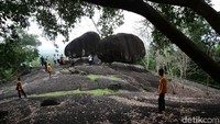 Batu kembar di atas bukit juga menjadi spot foto yang manarik.