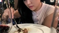 Selain cantik, Aida merupakan pengusaha sukses di bidang kontraktor. Kulineran mewah hingga sederhana, jadi salah satu caranya untuk menghabiskan waktu luang.Foto: Instagram @aimutz