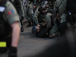 Polisi Hong Kong Tembak Demonstran dalam Bentrokan Senin Pagi