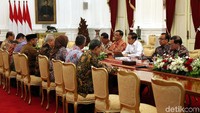Presiden Joko WIdodo (Jokowi) didampingi beberapa menteri Kabinet Indonesia Maju, menerima pimpinan Komisi Pemilihan Umum (KPU), di Istana Merdeka, Jakarta, Senin (11/11/2019).