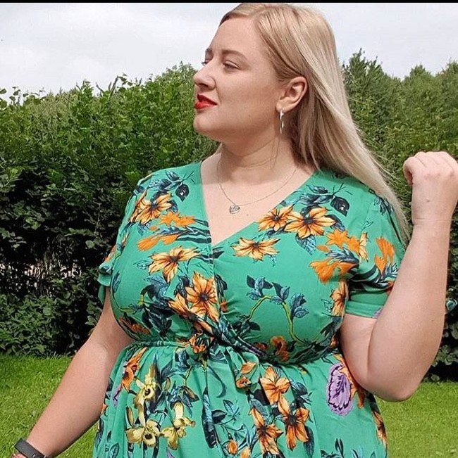 Laura Walsh mulai mengalami kelebihan berat badan sejak usia awal dua puluhan. Kini ia mulai merangkul dan menerima tubuhnya dengan tampil percaya diri dalam balutan bikini dan baju rengang. Namun, aksinya di media sosial itu kerap dibanjiri hujatan yang menyebutnya gendut dan tidak sehat. (Foto: Instagram/@perks_of_being_laura)