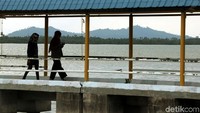 Ada 3 kapal reguler yang siap mengantarkan penumpang menuju ke Pulau Buru dari Tanjung Balai Karimun, yakni Buru Indah, Karoma serta Karimun.