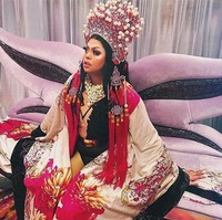 Inilah penampilan extra Sum Ting Wong menjadi ratu China. Menggunakan jubah bervolume, lengkap dengan headpiece raksasa.  Foto: Instagram