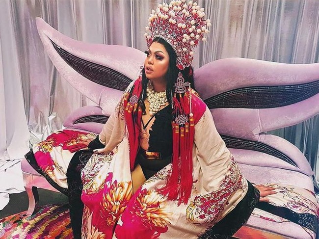 Inilah penampilan extra Sum Ting Wong menjadi ratu China. Menggunakan jubah bervolume, lengkap dengan headpiece raksasa.  Foto: Instagram