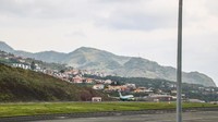 Pilot yang akan menerbangkan atau mendaratkan pesawat di bandara ini harus ekstra hati-hati karena angin bisa bertiup kencang kapan saja. Skill pilot akan sangat diuji di sini. (iStock)