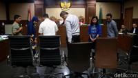 Selain Ani Mulyati, hadir pula sejumlah saksi lainnya yakni konsultan proyek Ahmad Syafiq, wiraswasta Indiana, customer service BCA Thamrin Elfa Yuliani dan karyawan BCA Thamrin, Fajar Fadila.
